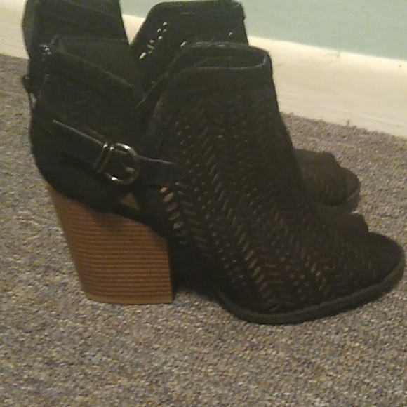 Open toed shoes - Picture 1 of 3